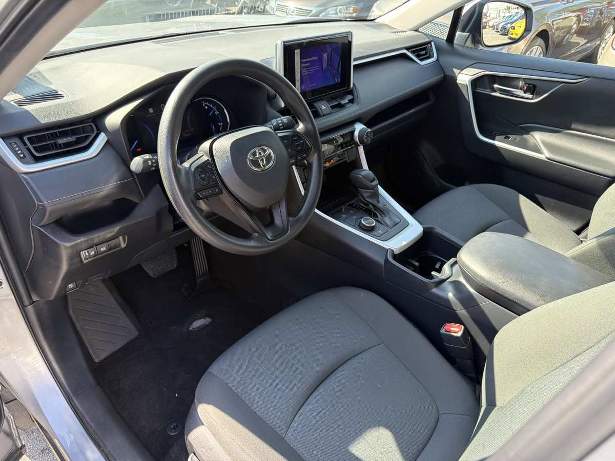Used 2025 Toyota RAV4 XLE image 9