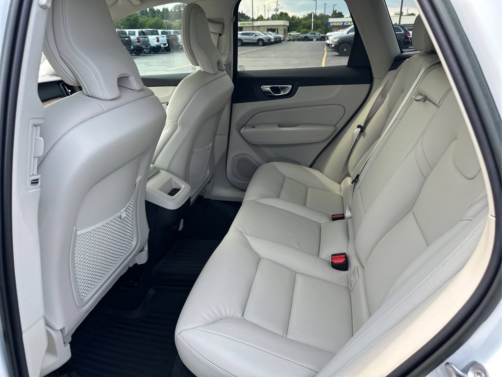 Used 2022 Volvo XC60 B5 Momentum w/ Climate Package FWD image 13