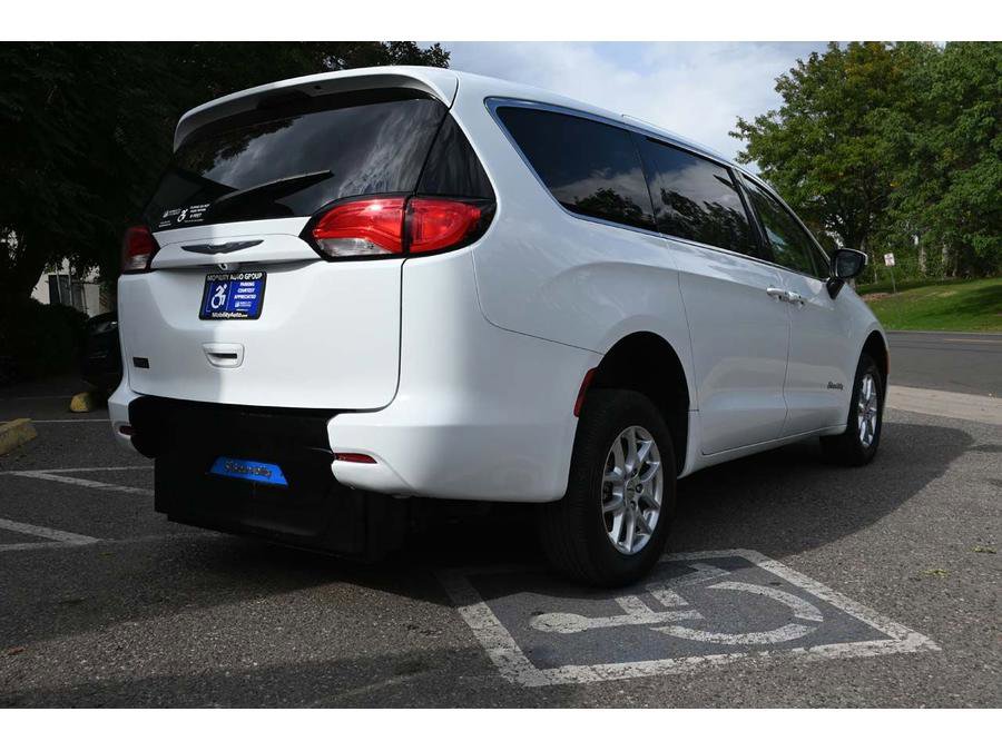 Used 2023 Chrysler Voyager LX image 6