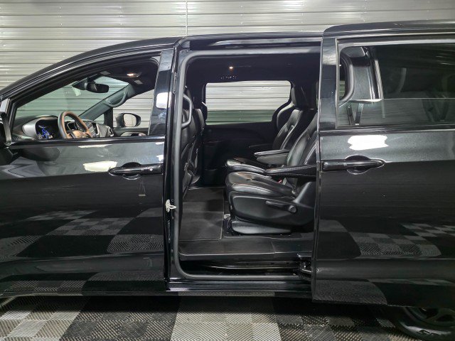 Used 2023 Chrysler Pacifica Touring-L w/ S Appearance Package FWD image 15