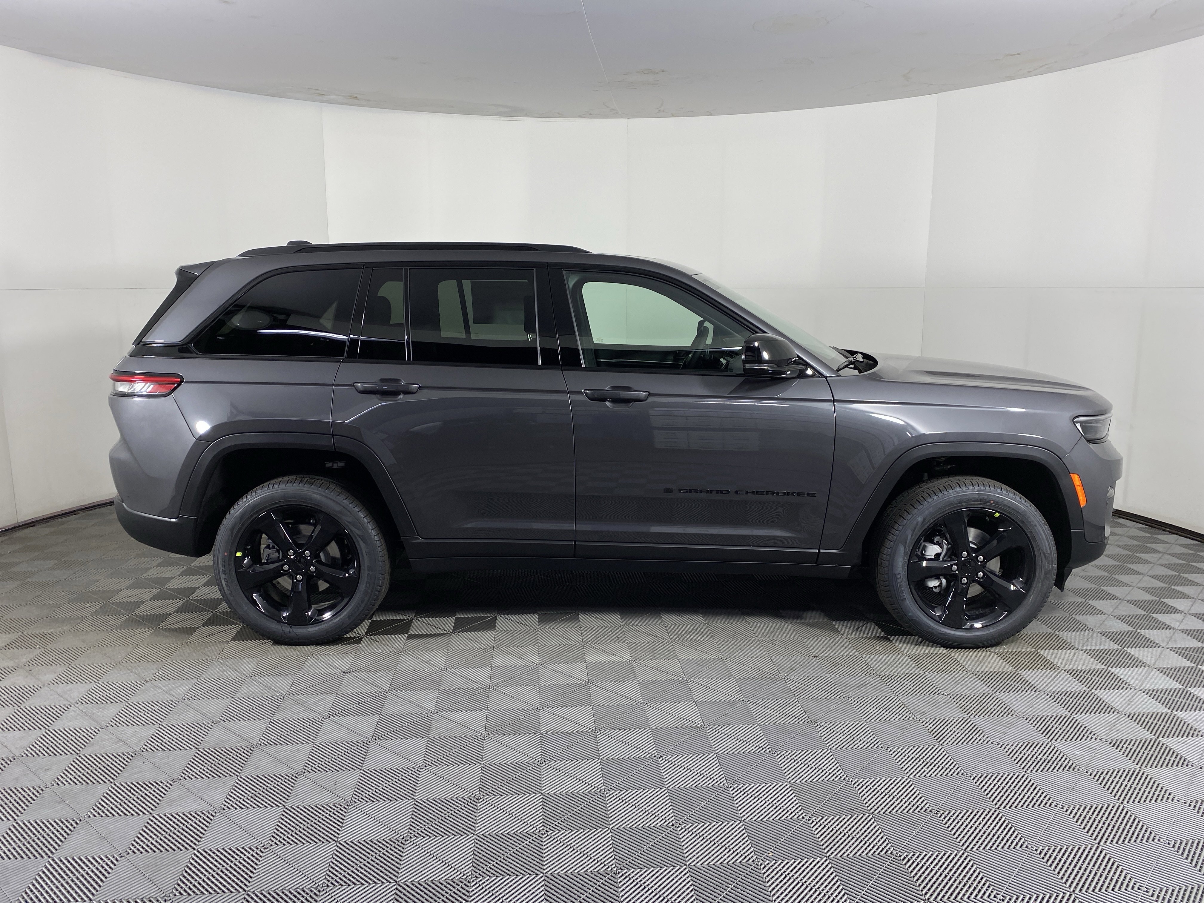 New 2025 Jeep Grand Cherokee Limited w/ Black Appearance Package image 7