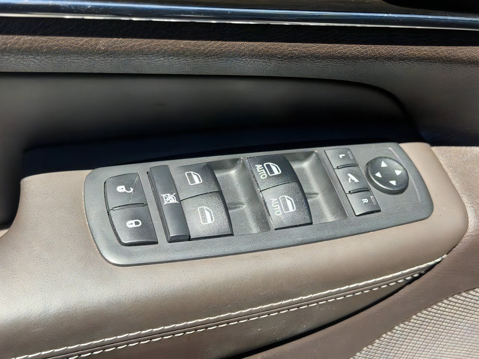 Used 2019 Jeep Grand Cherokee Overland AWD/4WD image 18