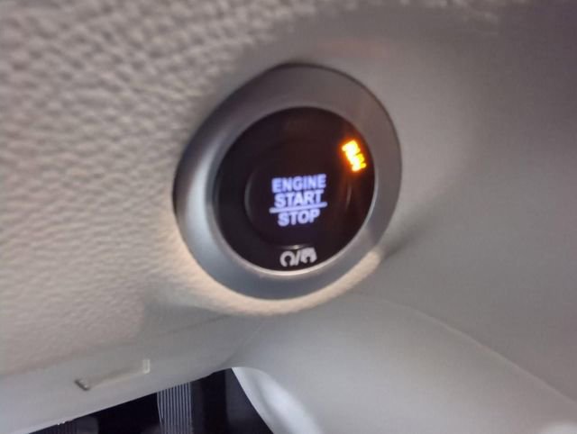 Used 2024 Chrysler Pacifica Select image 16