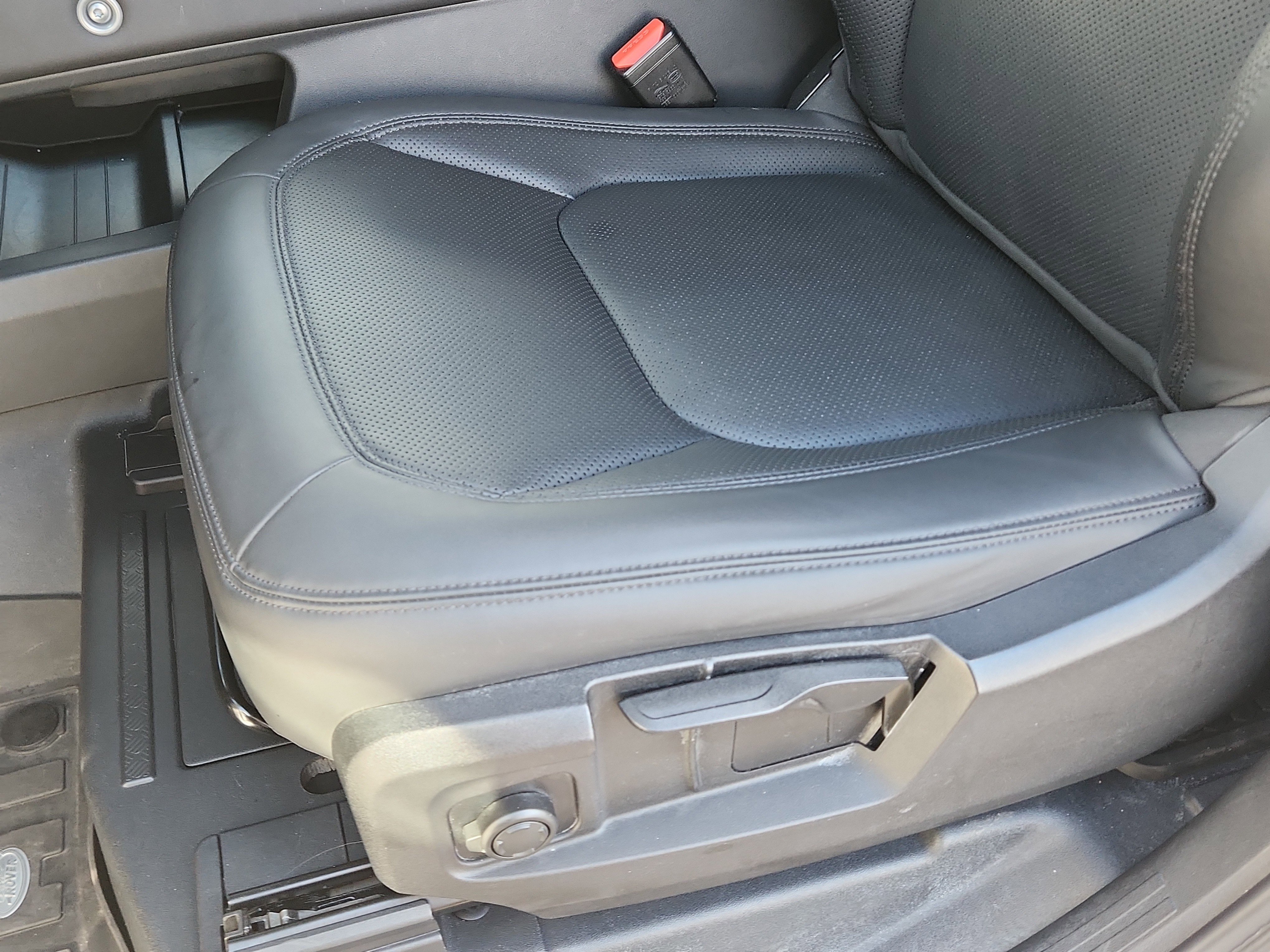 Used 2025 Land Rover Defender 90 S image 9