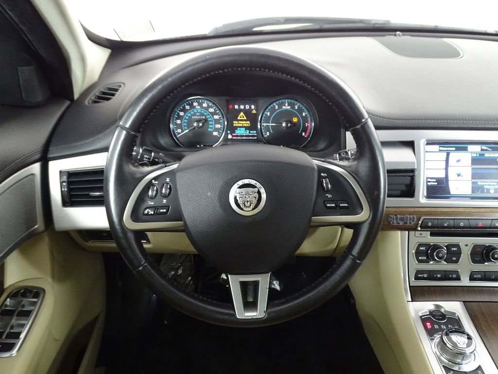 Used 2013 Jaguar XF image 17