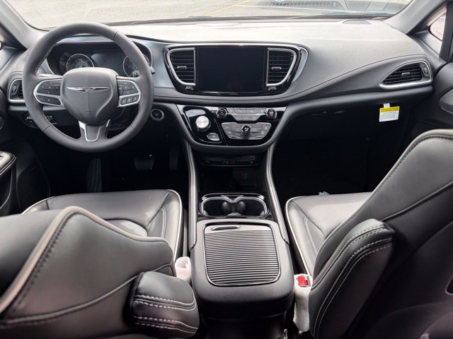 New 2026 Chrysler Pacifica Limited w/ Uconnect Theater Family Group FWD image 36