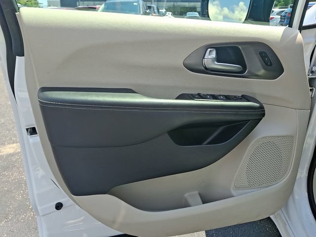 Used 2024 Chrysler Pacifica Touring-L FWD image 13