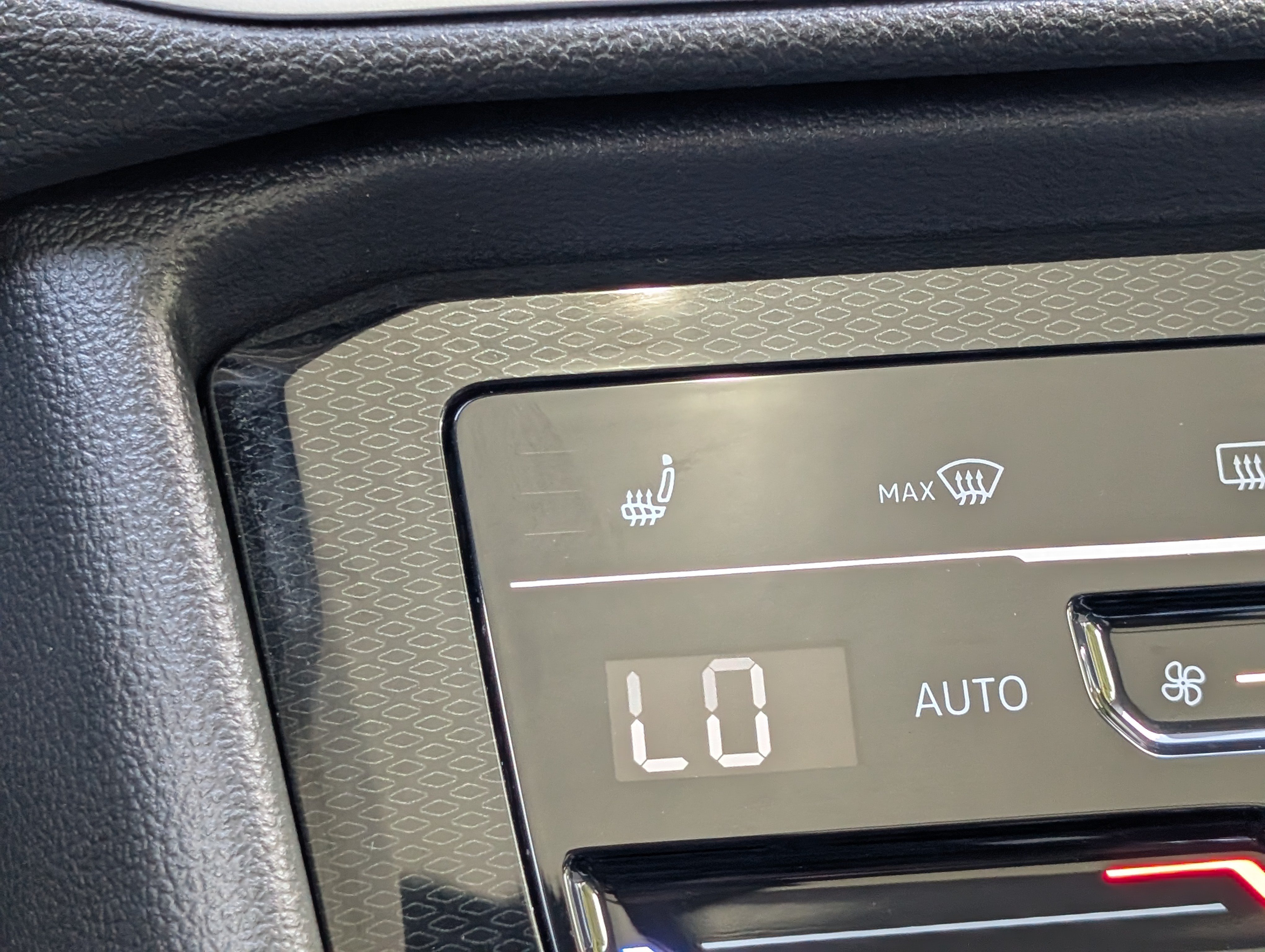 Used 2025 Volkswagen Taos SE w/ Panoramic Sunroof Package FWD image 33
