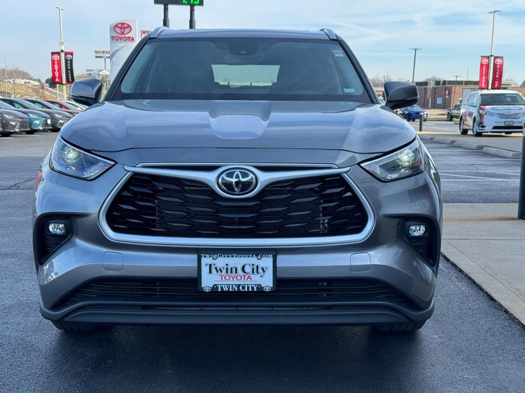 Certified 2025 Toyota Highlander XLE image 9