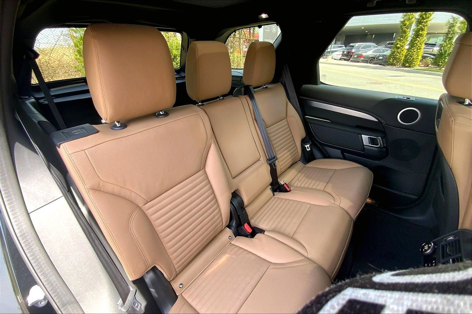 Used 2025 Land Rover Discovery Dynamic SE AWD/4WD image 19