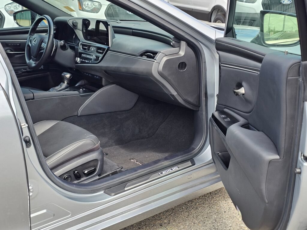 Used 2025 Lexus ES 300h w/ Premium Package FWD image 13