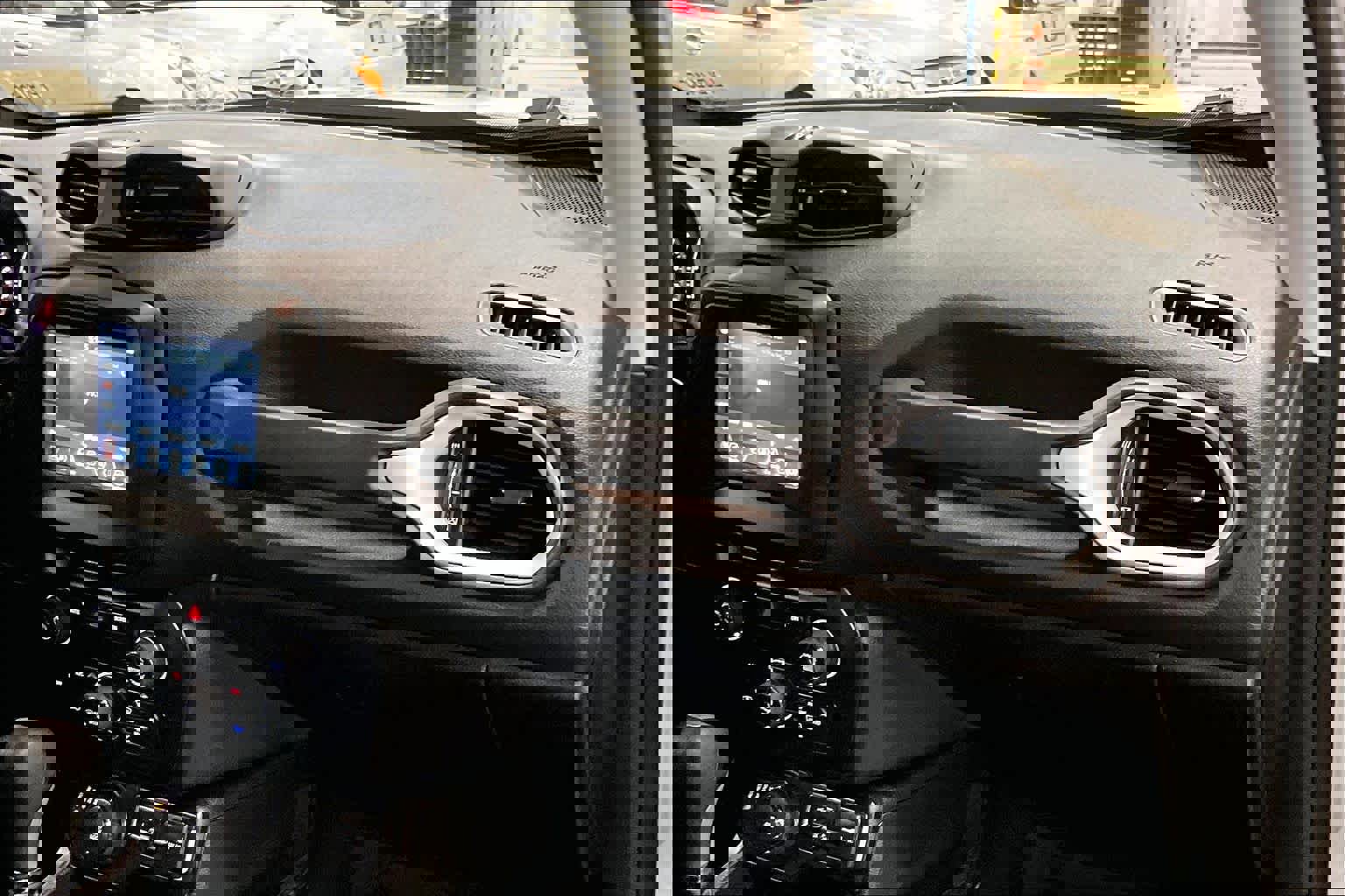 Used 2020 Jeep Renegade Latitude w/ Cold Weather Group image 18