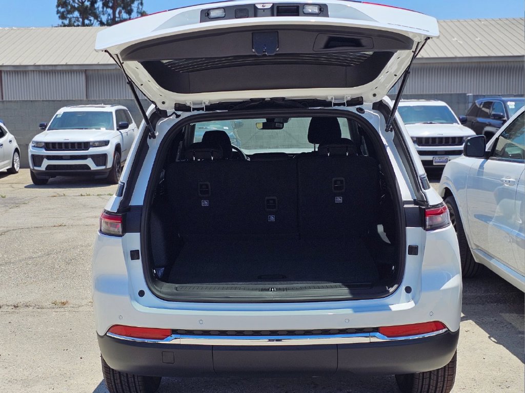 New 2026 Jeep Grand Cherokee Laredo RWD image 7