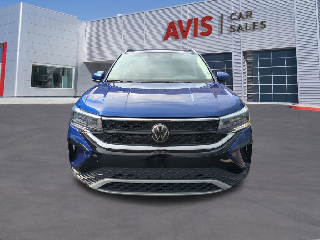 Used 2024 Volkswagen Taos SE image 2
