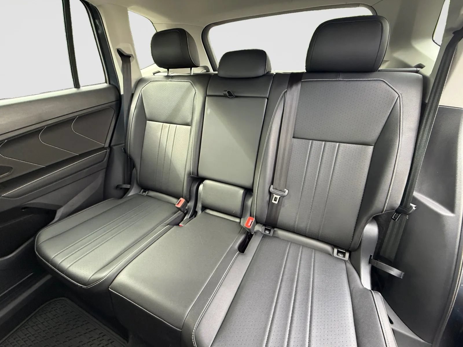 Used 2024 Volkswagen Tiguan SE w/ Panoramic Sunroof Package AWD/4WD image 15