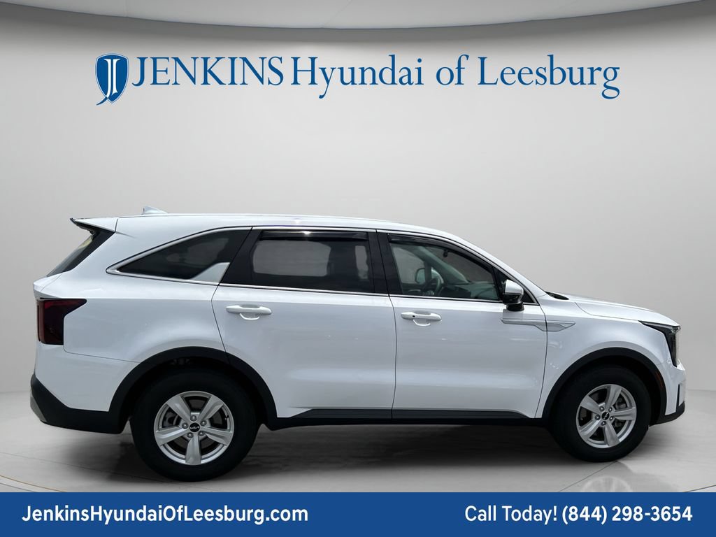 Used 2024 Kia Sorento LX FWD image 4