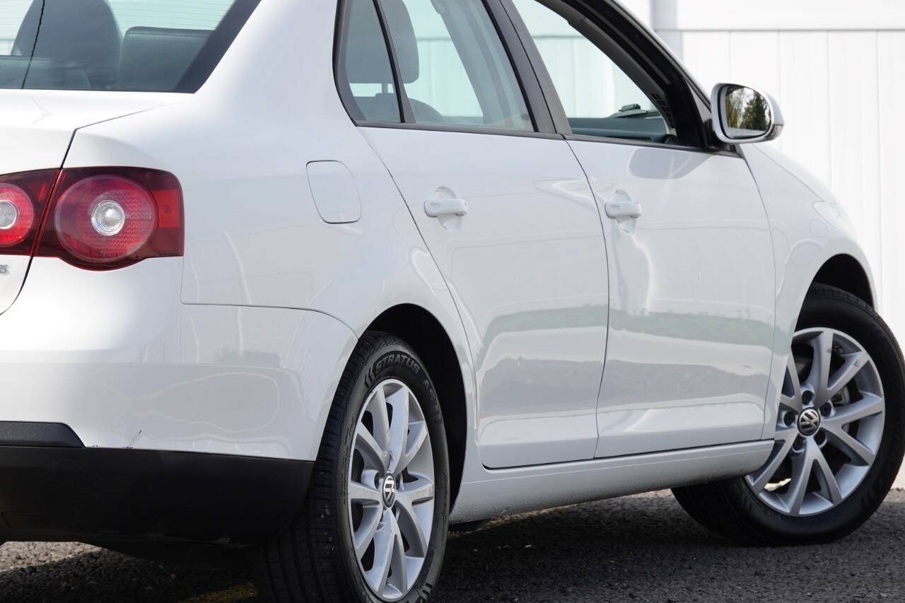 Used 2010 Volkswagen Jetta Limited Edition FWD image 25