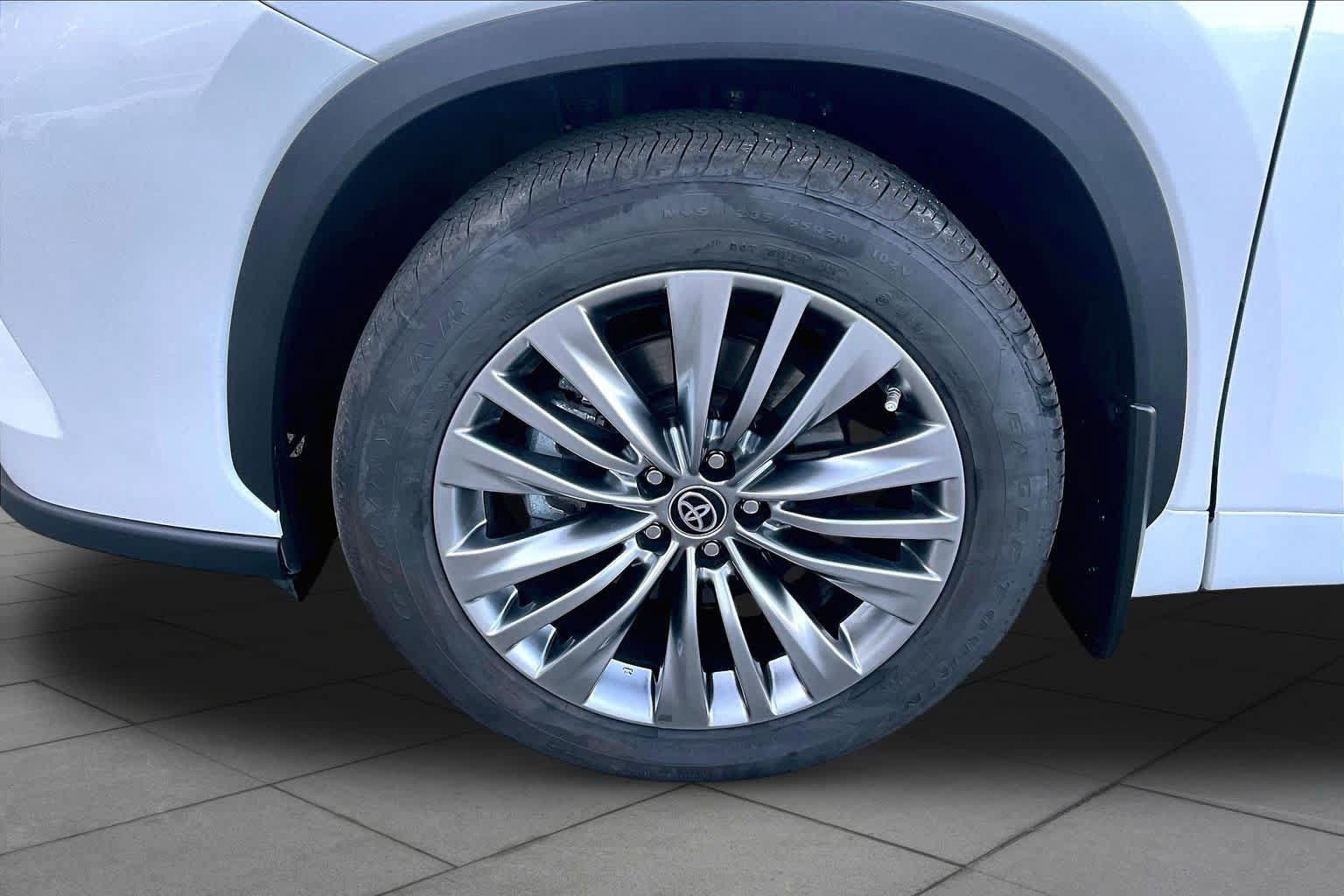 Used 2024 Toyota Highlander Platinum AWD/4WD image 11
