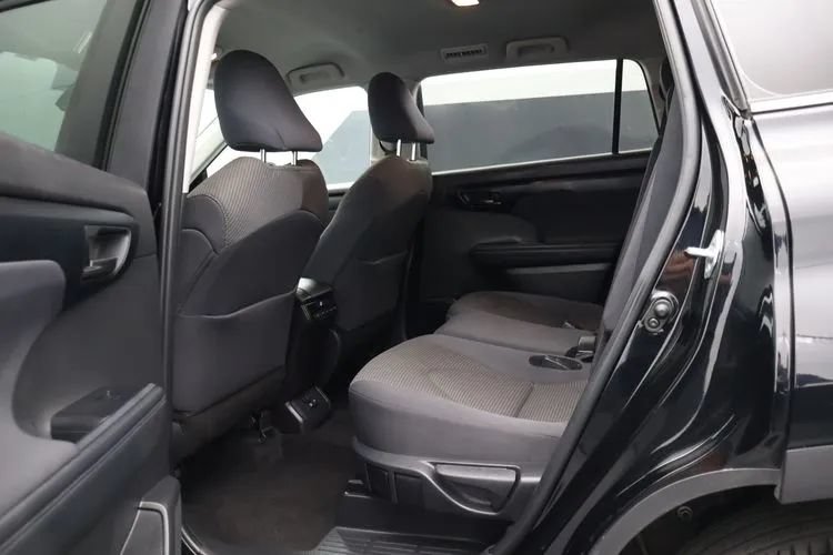 Used 2025 Toyota Highlander LE FWD image 15