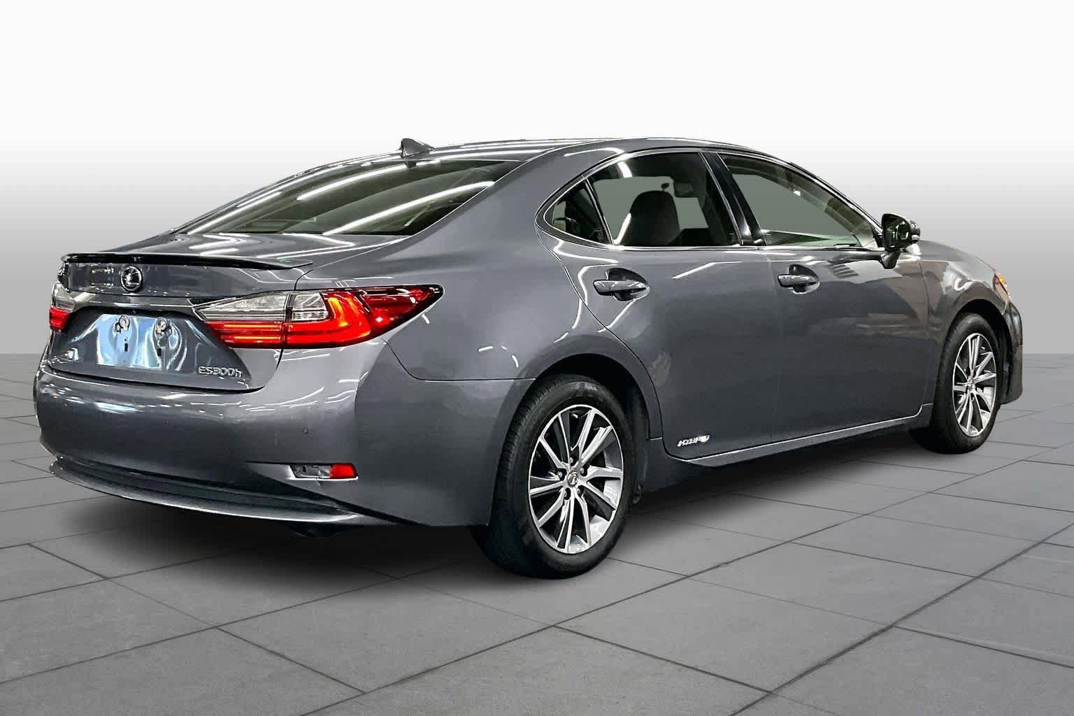 Used 2016 Lexus ES 300h w/ Luxury Package w/Wood Trim FWD image 12