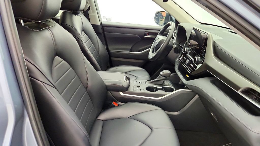 Used 2023 Toyota Highlander XLE AWD/4WD image 25
