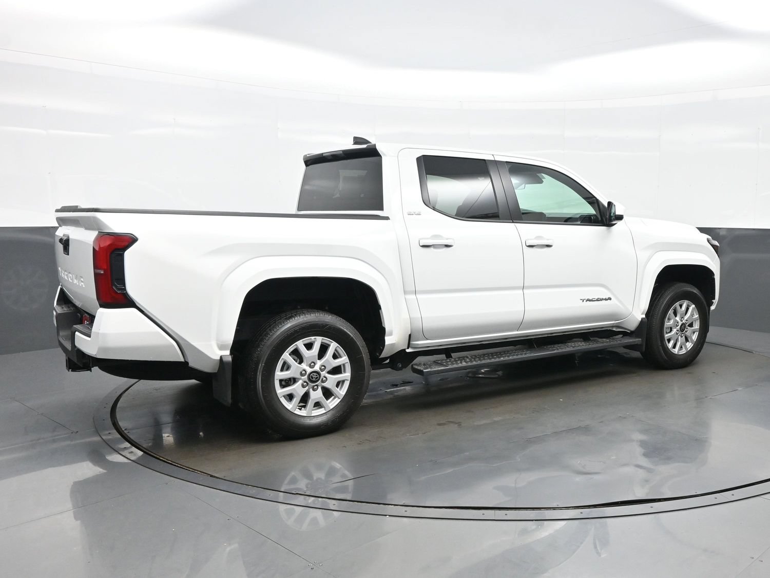 Used 2025 Toyota Tacoma SR5 AWD/4WD image 6
