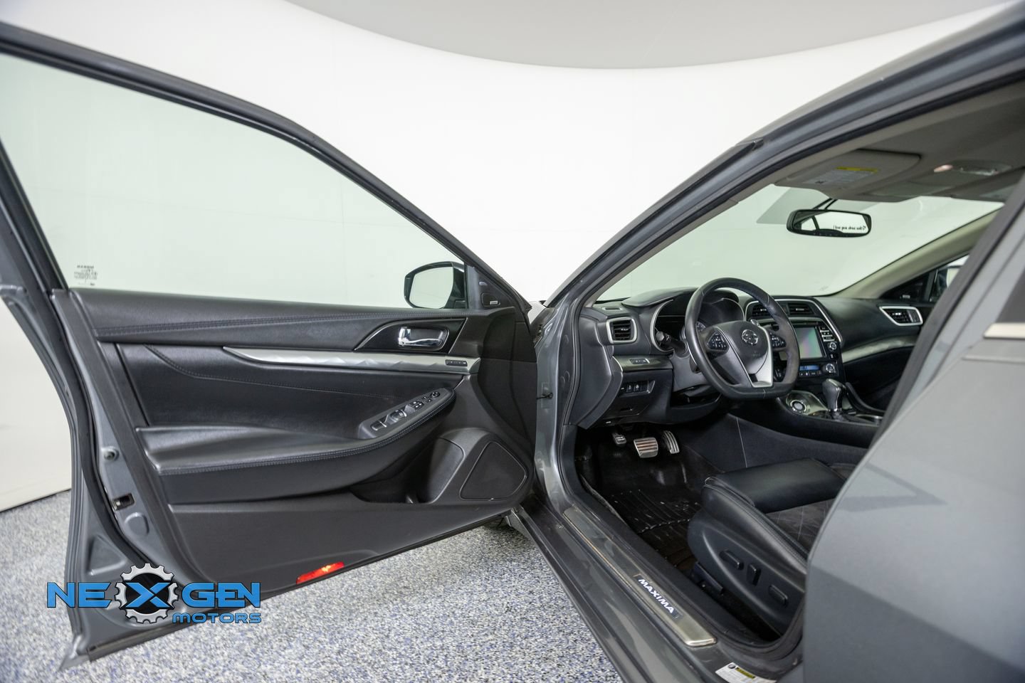 Used 2018 Nissan Maxima SR w/ Midnight Edition FWD image 10