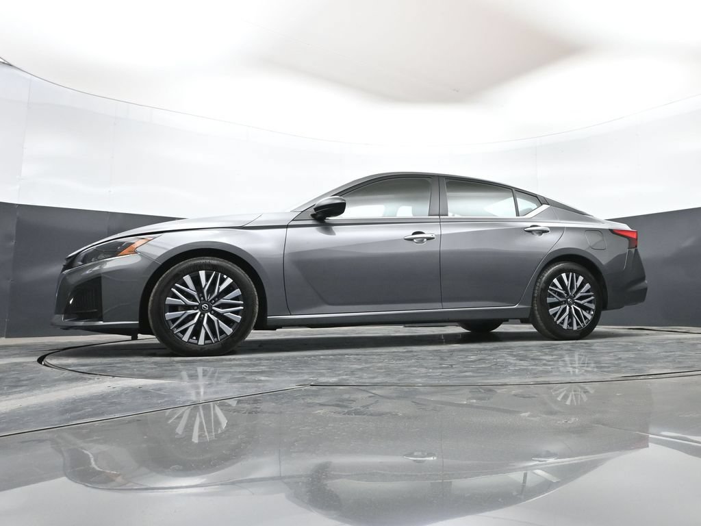 Used 2025 Nissan Altima 2.5 SV FWD image 39