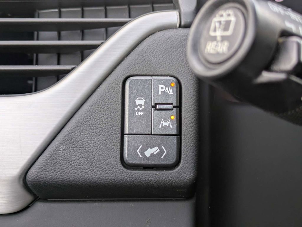 Used 2018 GMC Yukon SLE w/ SLE Value Package image 34
