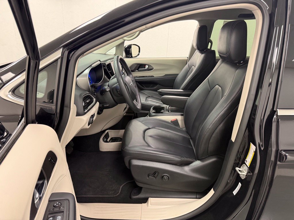 Used 2024 Chrysler Pacifica Touring-L FWD image 19