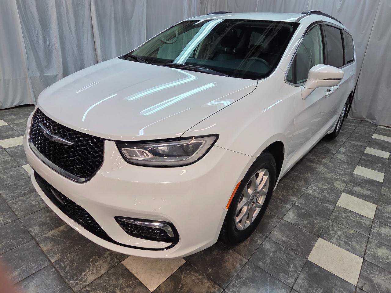 Used 2022 Chrysler Pacifica Touring-L FWD image 2