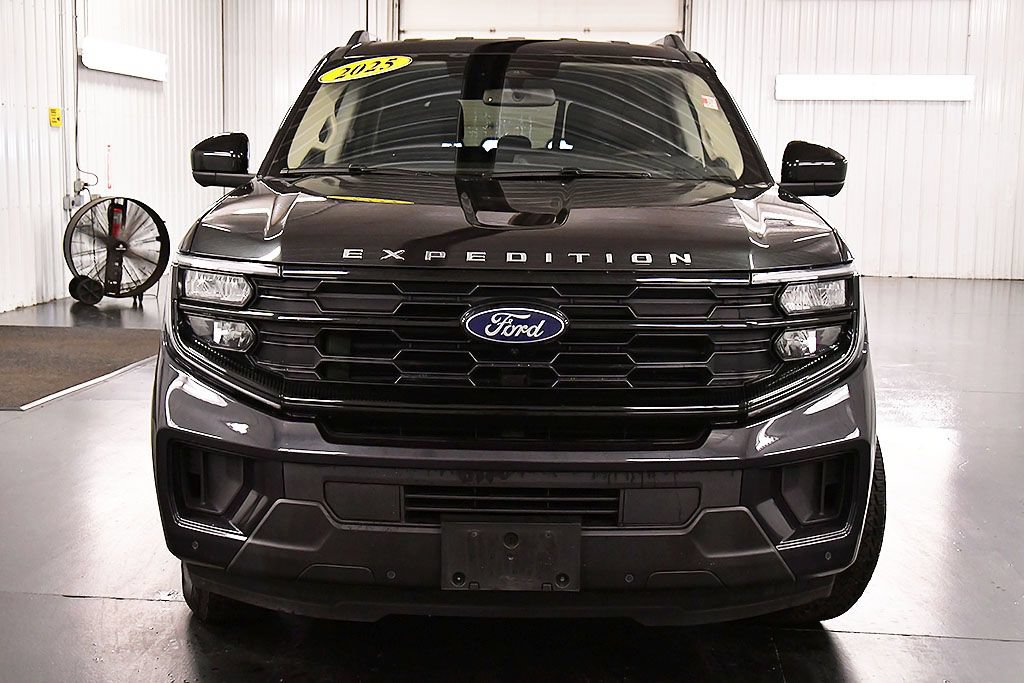 Used 2025 Ford Expedition Active AWD/4WD image 2