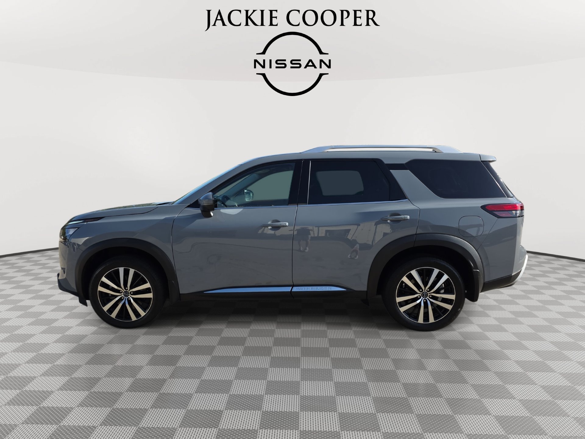 Used 2025 Nissan Pathfinder Platinum w/ Cargo Package FWD image 8