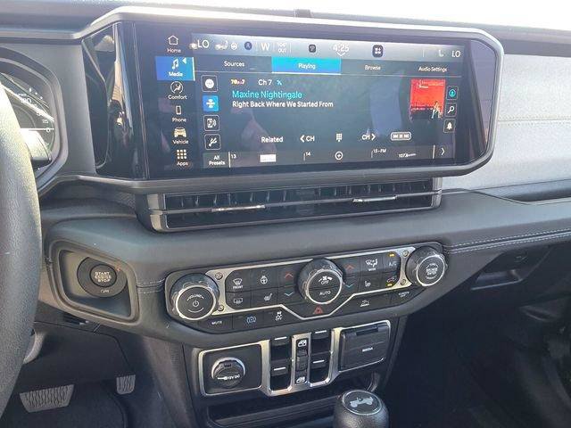 Used 2025 Jeep Wrangler Unlimited Sahara AWD/4WD image 22