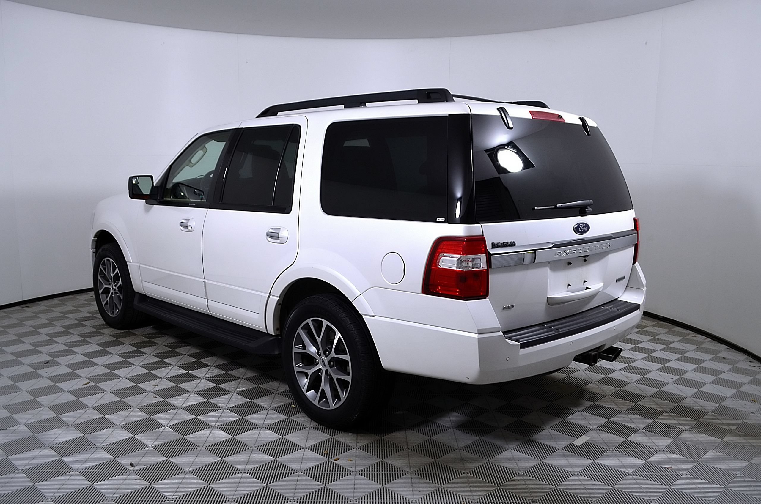 Used 2017 Ford Expedition XLT w/ Equipment Group 202A RWD image 10