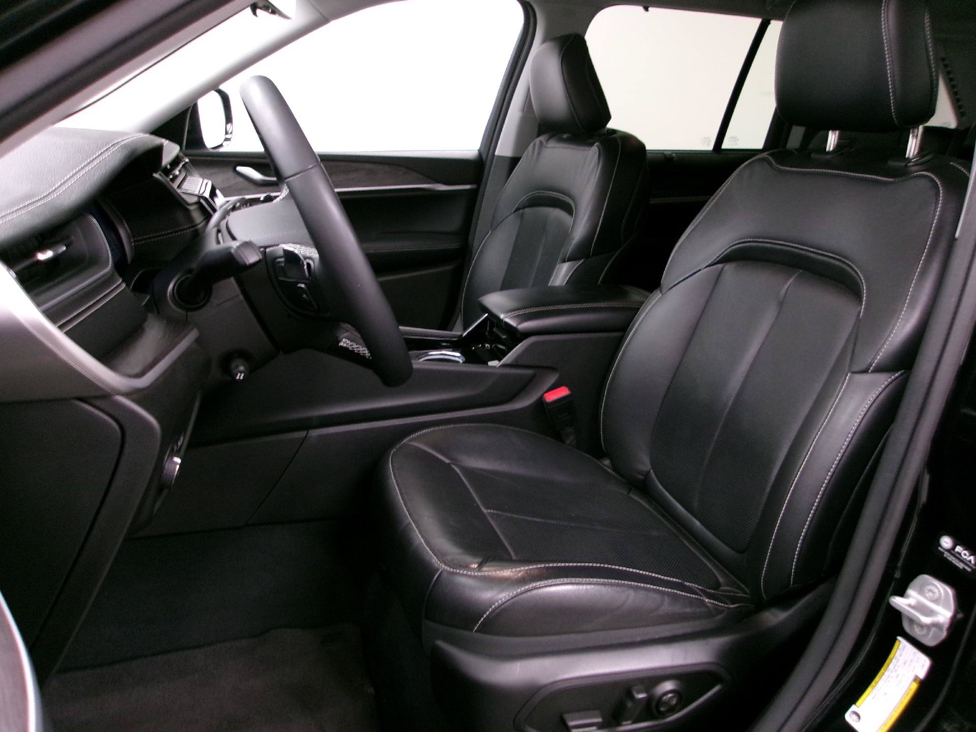 Used 2023 Jeep Grand Cherokee Limited w/ Luxury Tech Group II AWD/4WD image 9