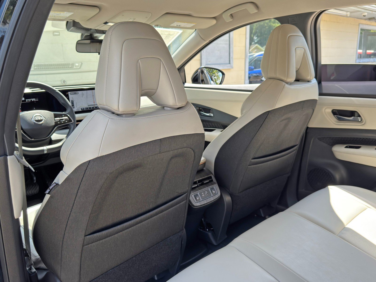 Used 2023 Nissan Ariya FWD image 30