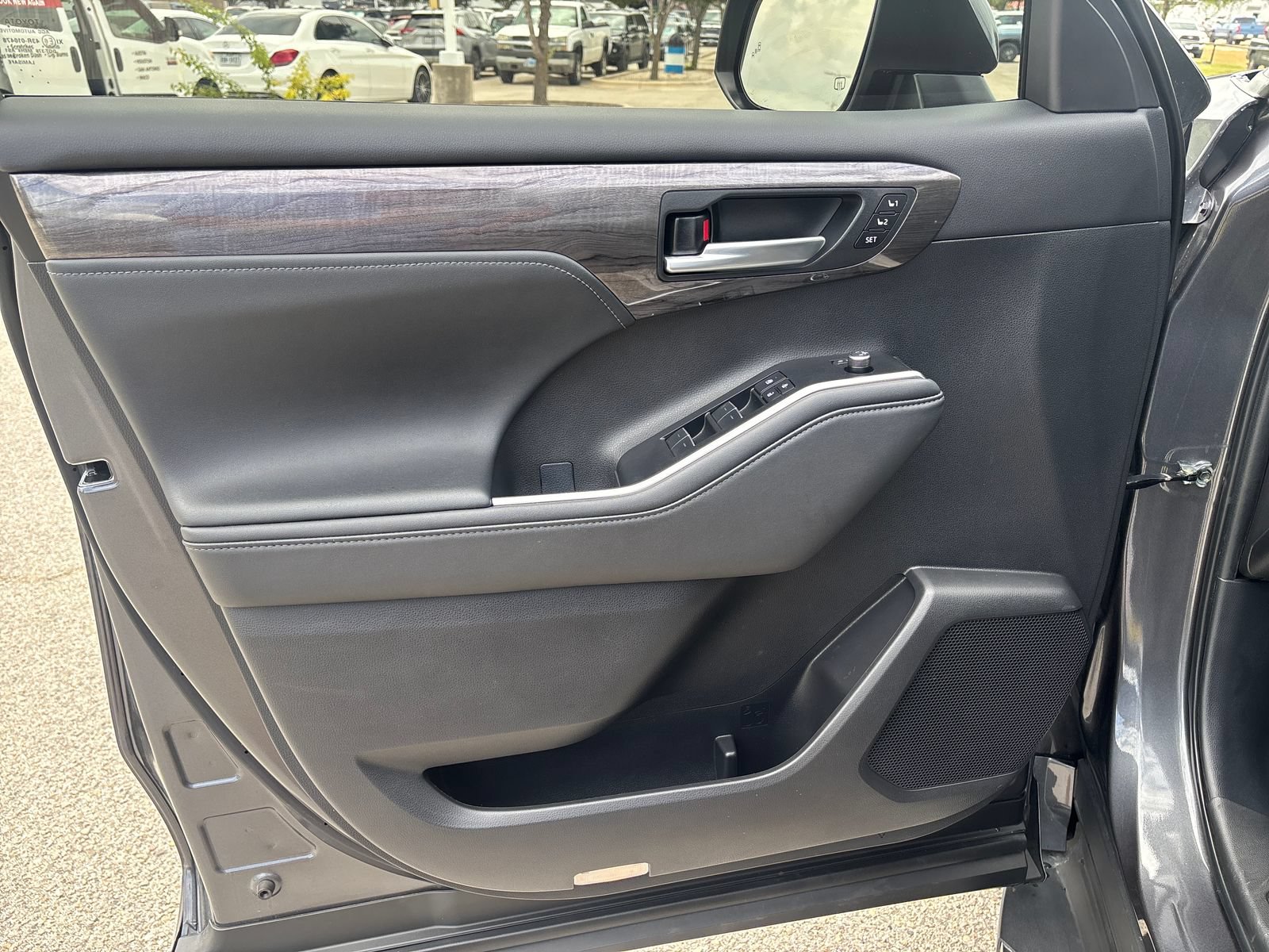Used 2025 Toyota Highlander Limited FWD image 30