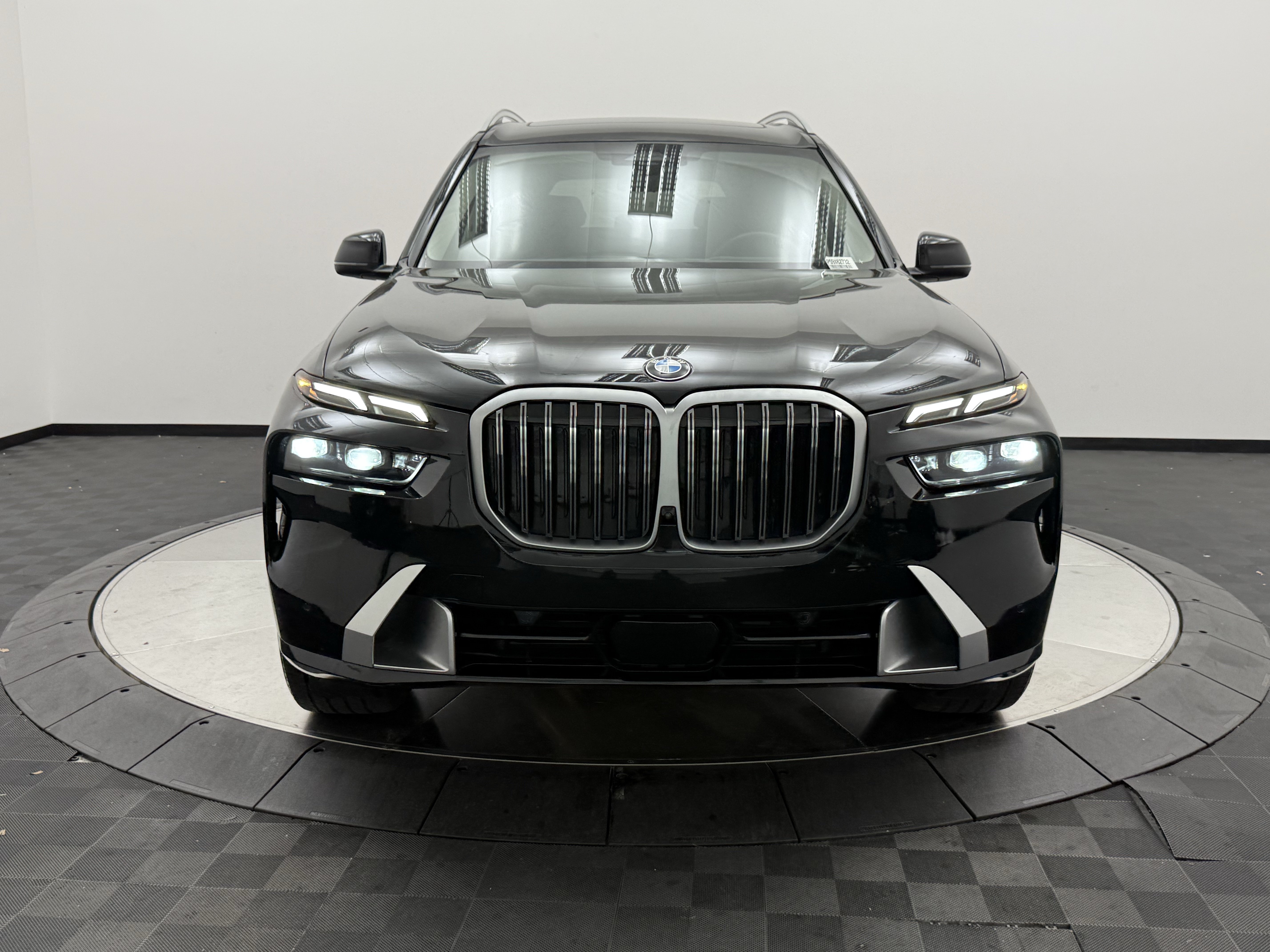 Used 2025 BMW X7 xDrive40i w/ Premium Package AWD/4WD image 2