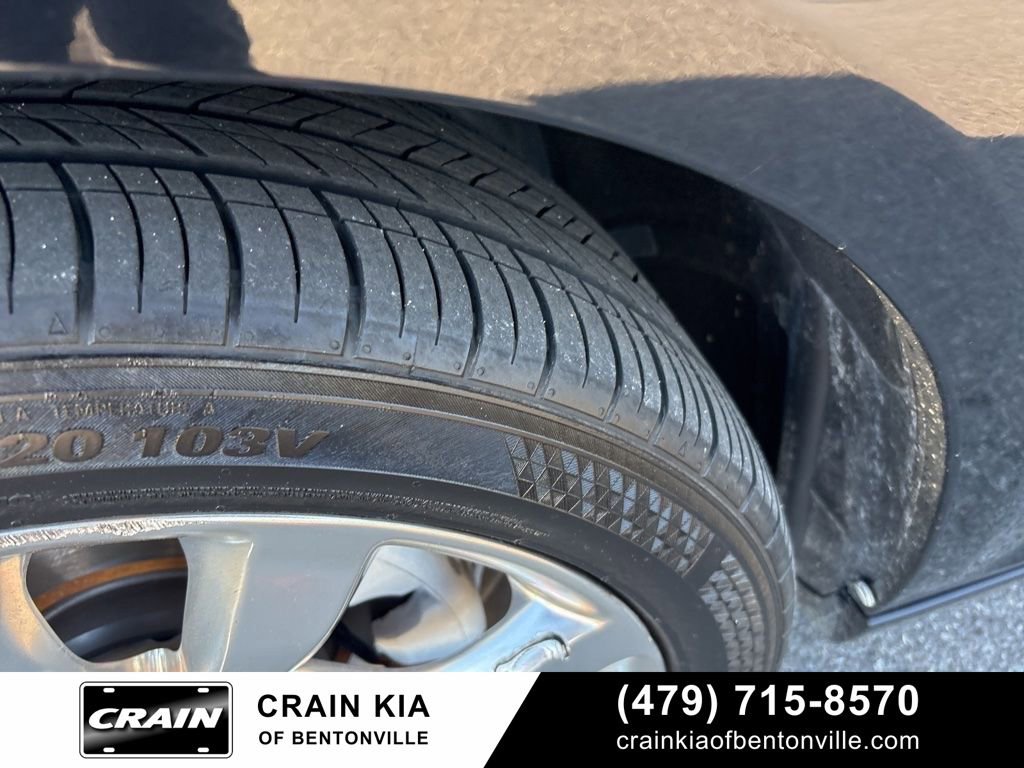 Used 2017 Chrysler 300 C image 23