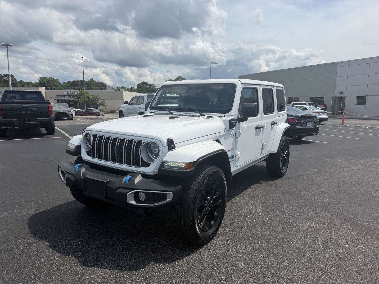 Used 2024 Jeep Wrangler Unlimited Sahara AWD/4WD image 3
