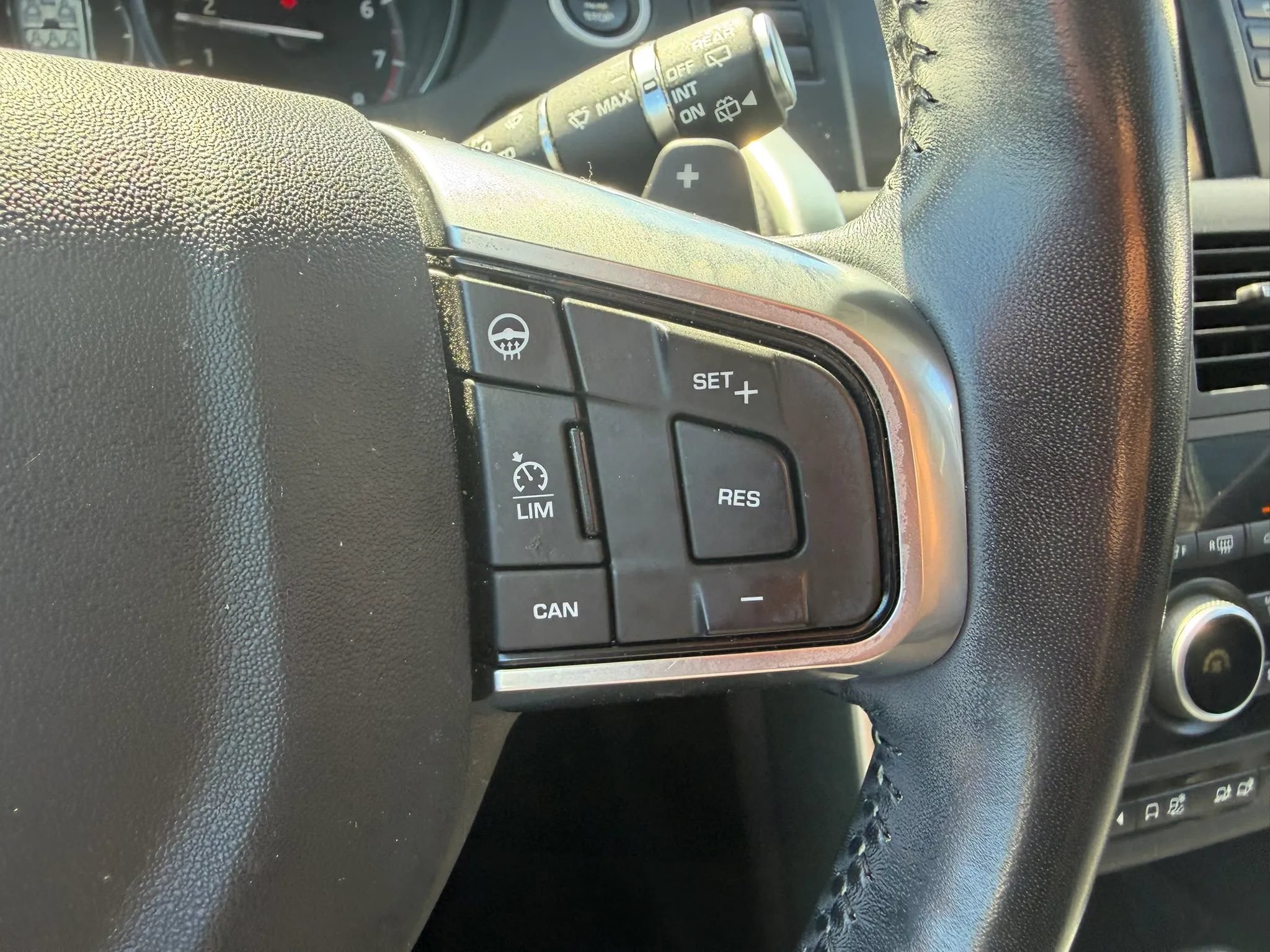 Used 2018 Land Rover Discovery Sport HSE AWD/4WD image 14