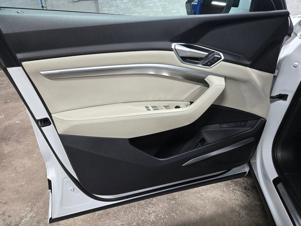 Used 2022 Audi e-tron Premium Plus w/ Premium Plus Package image 7