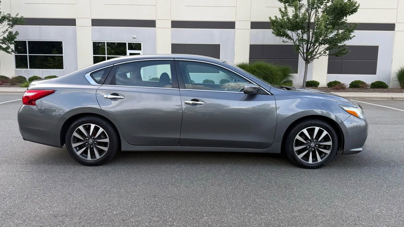 Used 2017 Nissan Altima 2.5 SV image 4