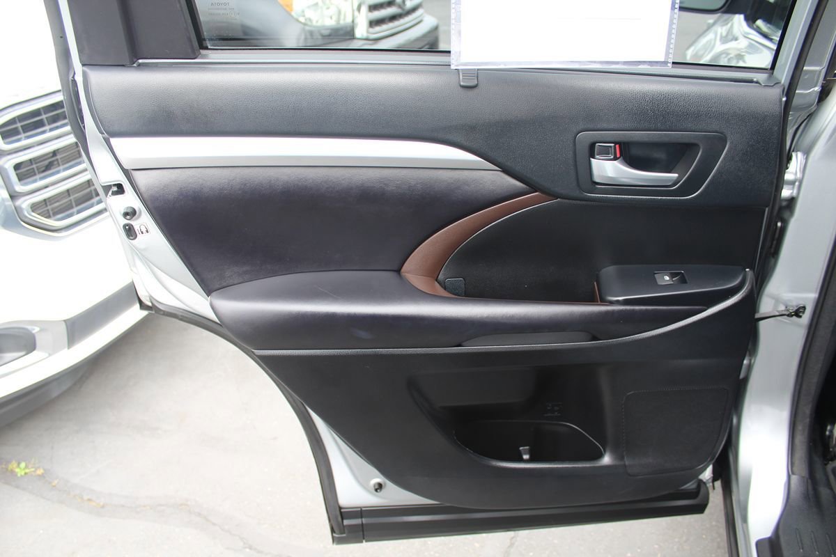Used 2018 Toyota Highlander XLE AWD/4WD image 23