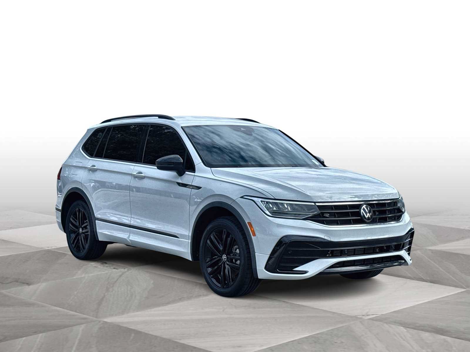Used 2022 Volkswagen Tiguan SE R-Line FWD image 2