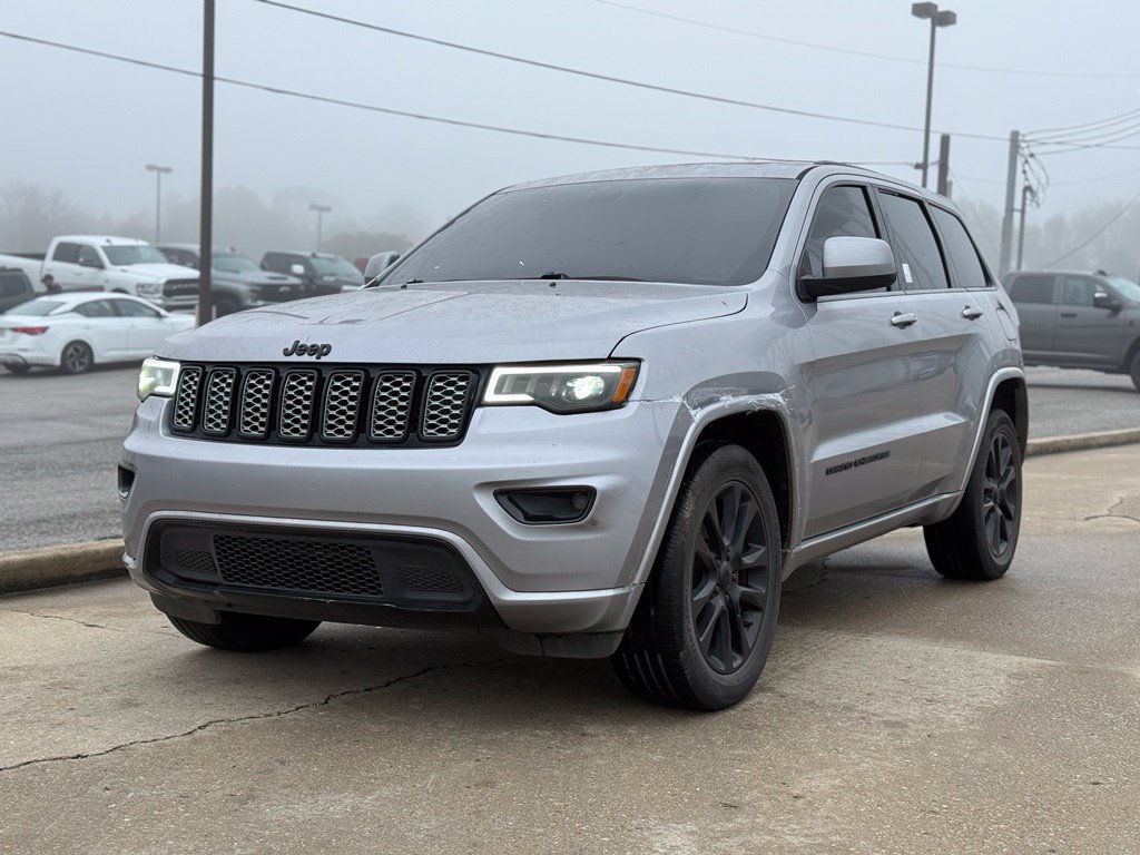 Used 2018 Jeep Grand Cherokee Altitude AWD/4WD image 2