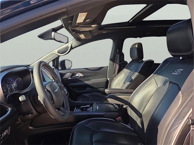 Used 2023 Chrysler Pacifica Limited w/ Uconnect Theater Family Group image 15