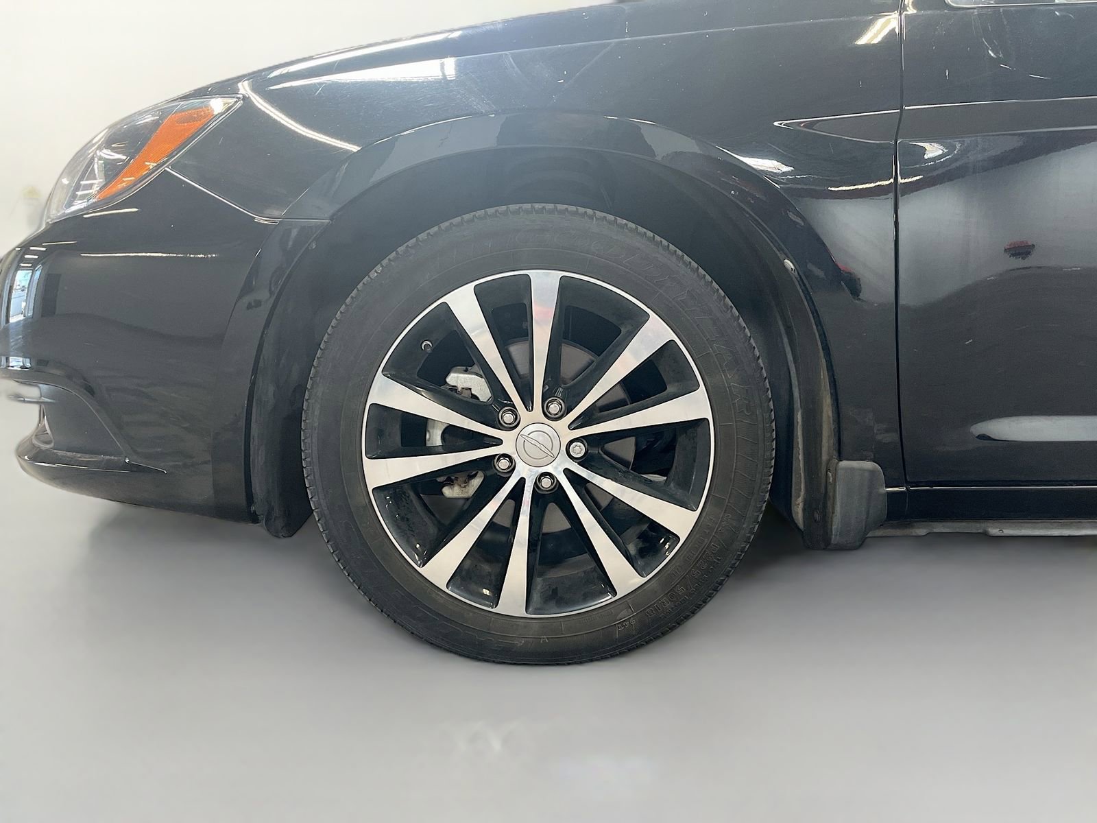 Used 2013 Chrysler 200 Touring w/ S Exterior Appearance Pkg FWD image 27