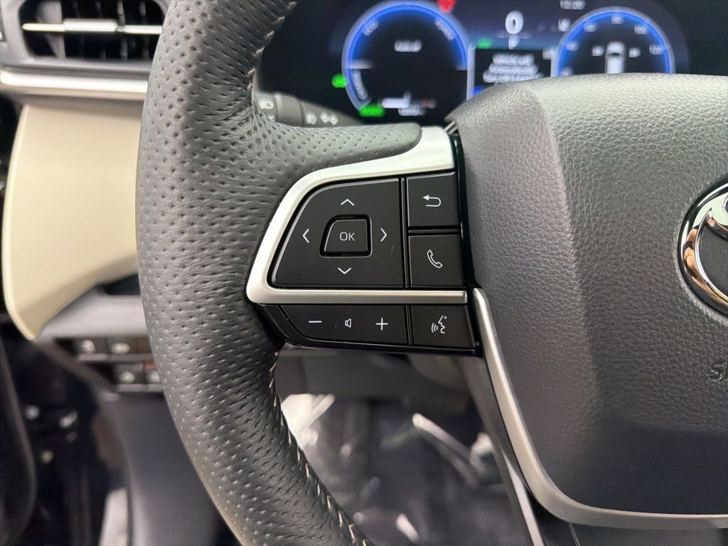 Used 2025 Toyota Sienna Platinum image 12